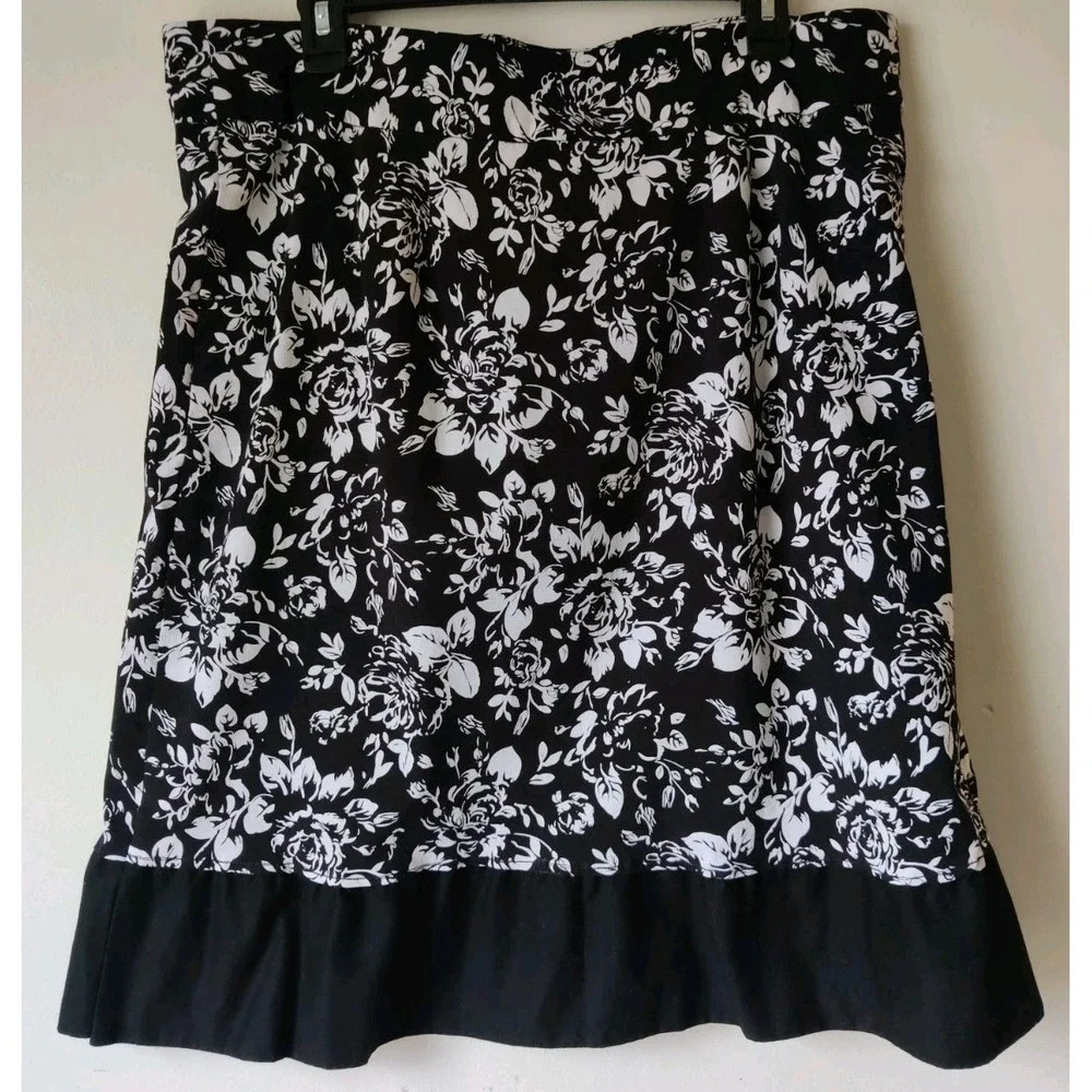 Westport Women's Black/White Floral Skort Knee‎ Length Pull On Size 1X